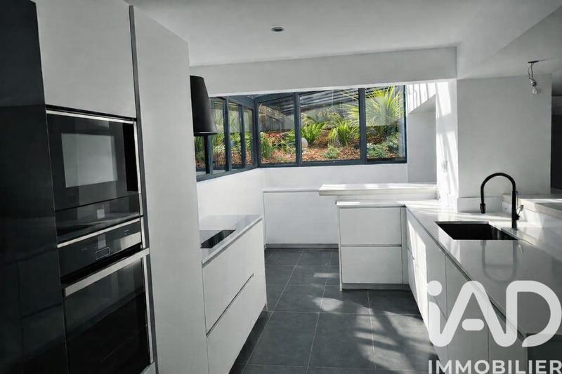 Maison - 220 m² - 5 pièces