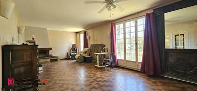 Maison - 228 m² - 9 pièces