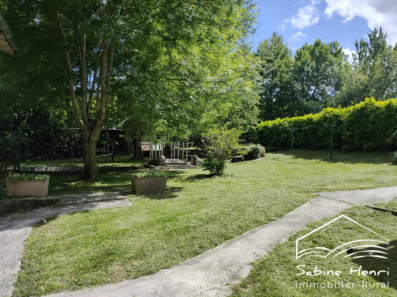 Maison - 750 m² - 22 pièces