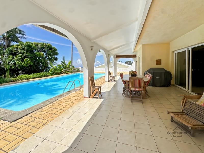 Maison - 220 m² - 5 pièces