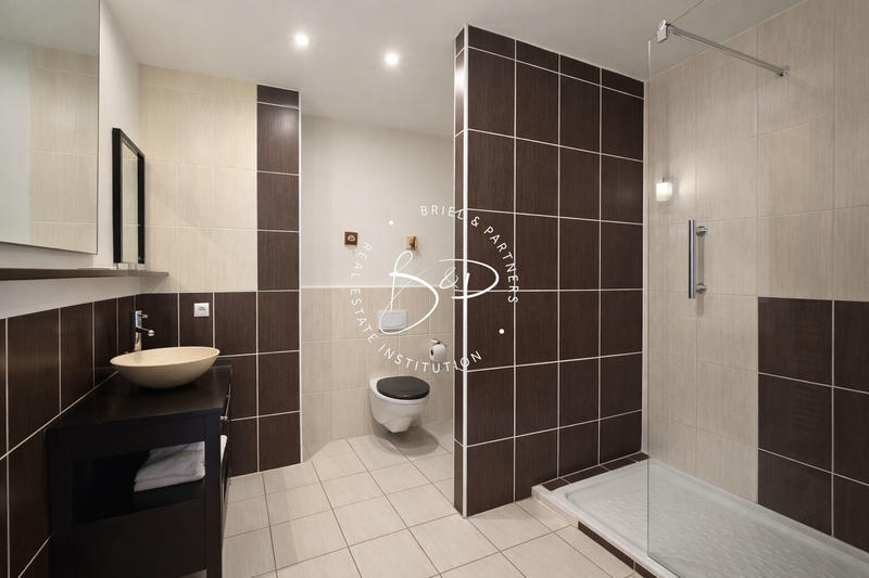 Maison - 267 m² - 10 pièces