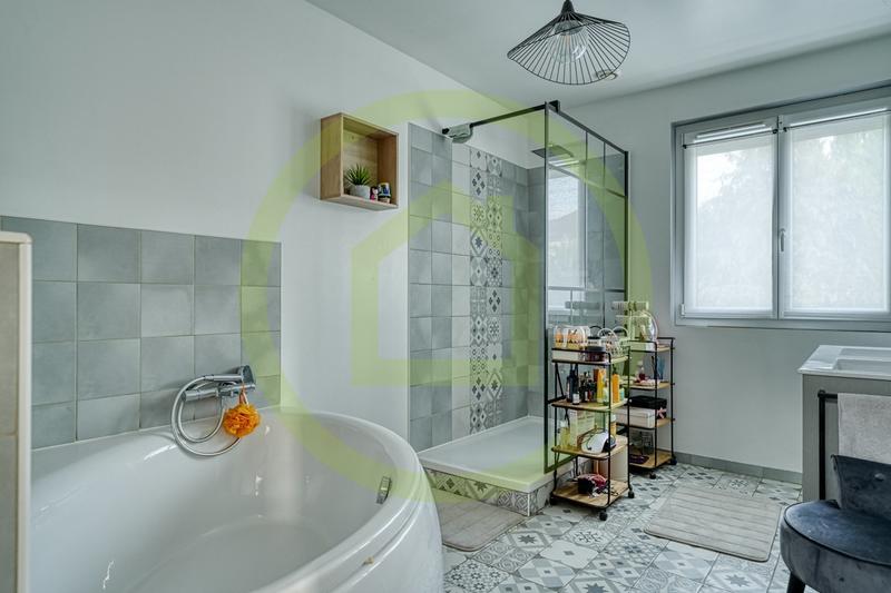 Maison - 233 m² - 9 pièces