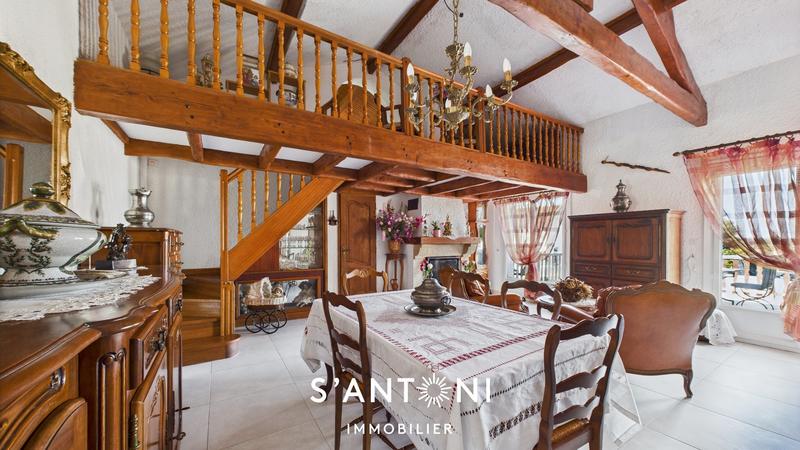 Maison - 210 m² - 8 pièces