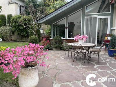 Maison - 287 m² - 10 pièces