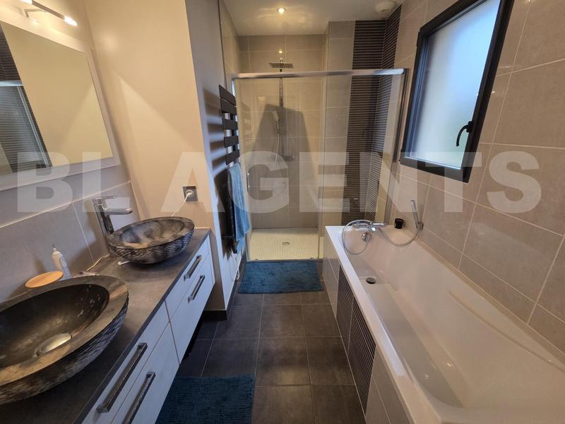 Maison - 180 m² - 9 pièces