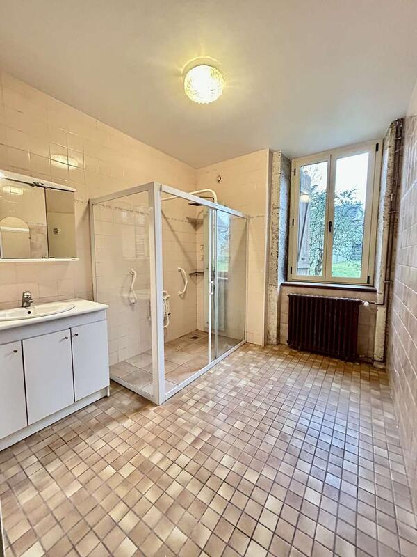 Maison traditionnelle - 220 m² - 10 pièces