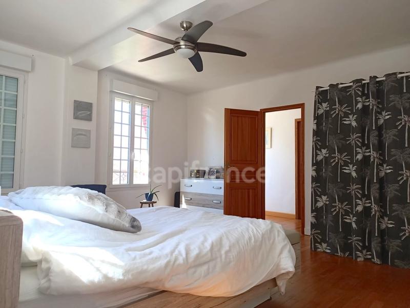 Maison - 220 m² - 7 pièces