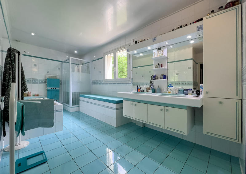 Maison - 255 m² - 9 pièces