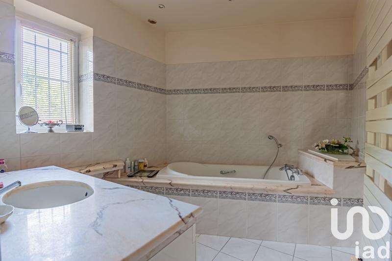 Maison - 230 m² - 7 pièces