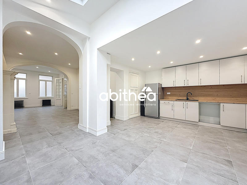 Maison - 205 m² - 9 pièces