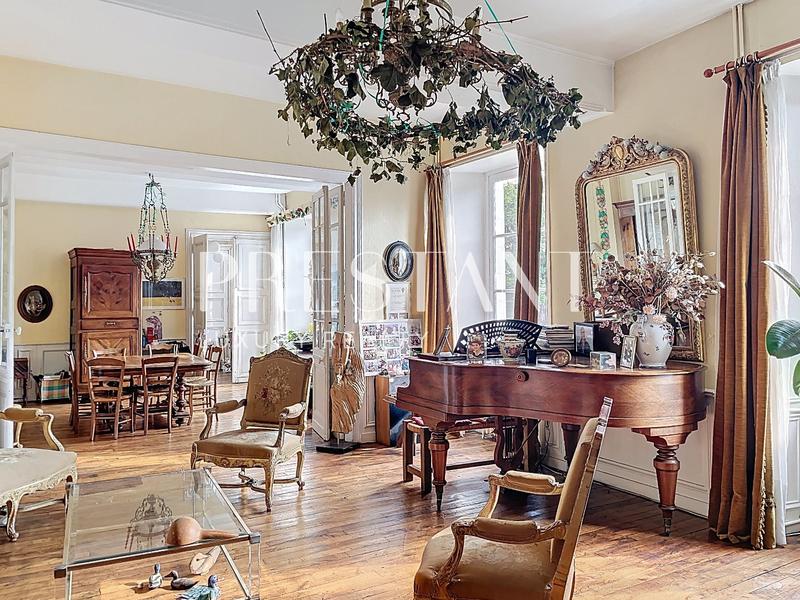 Maison - 280 m² - 9 pièces