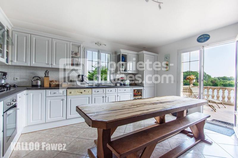 Maison - 222 m² - 8 pièces