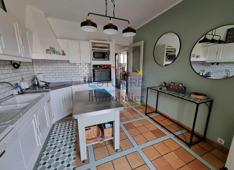 Maison - 239 m² - 10 pièces