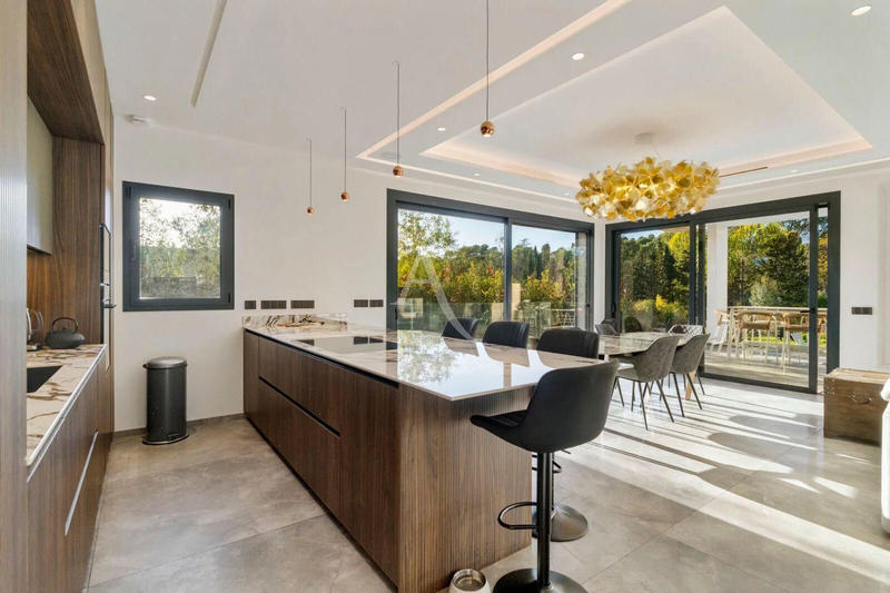 Maison - 220 m² - 5 pièces