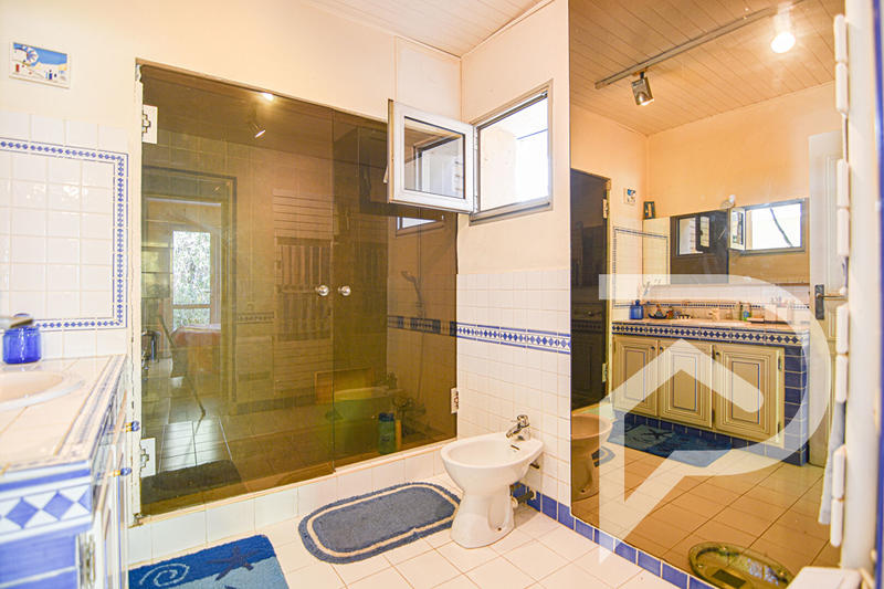 Maison - 242 m² - 6 pièces