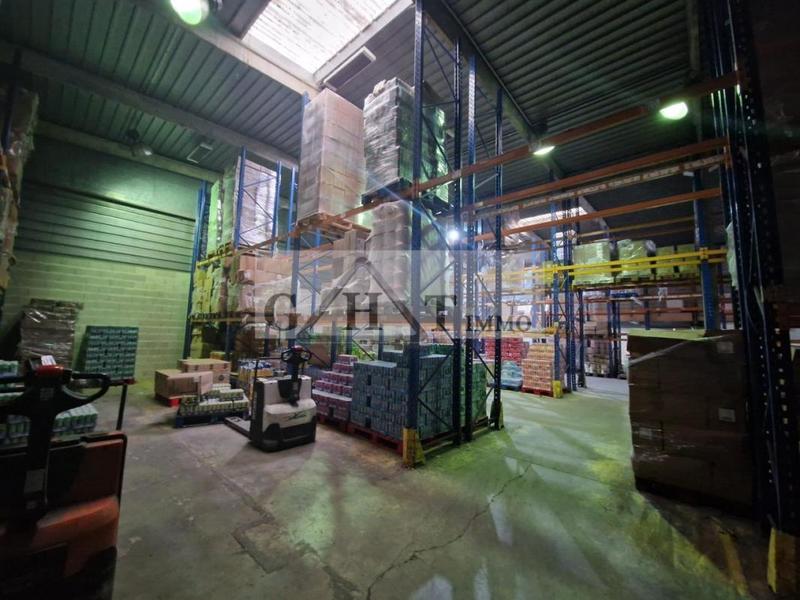 Entrepôt - 3 244 m²