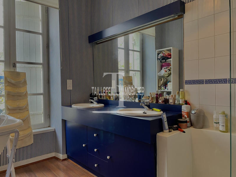 Maison - 250 m² - 6 pièces