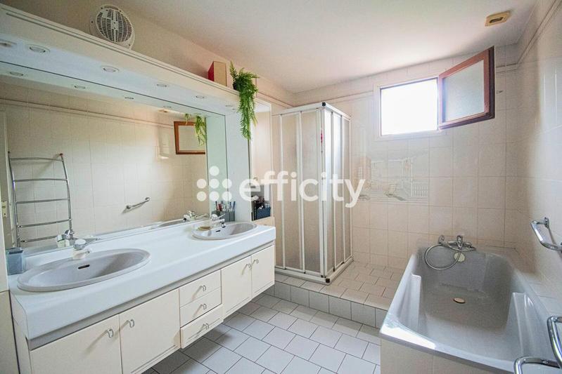 Maison - 201 m² - 9 pièces