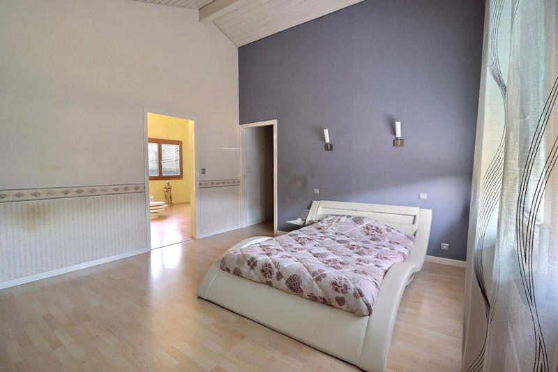 Maison - 202 m² - 9 pièces