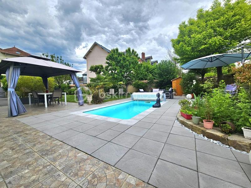 Maison - 208 m² - 8 pièces