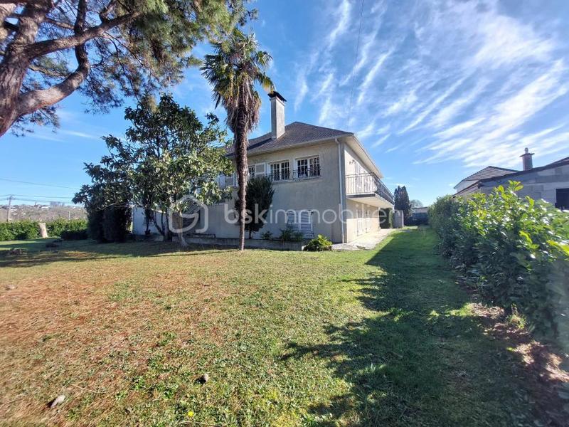 Maison traditionnelle - 300 m² - 10 pièces