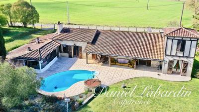 Maison - 217 m² - 6 pièces