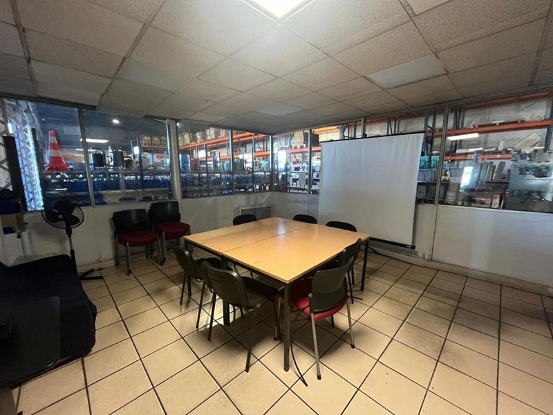 Entrepôt - 1 825 m²