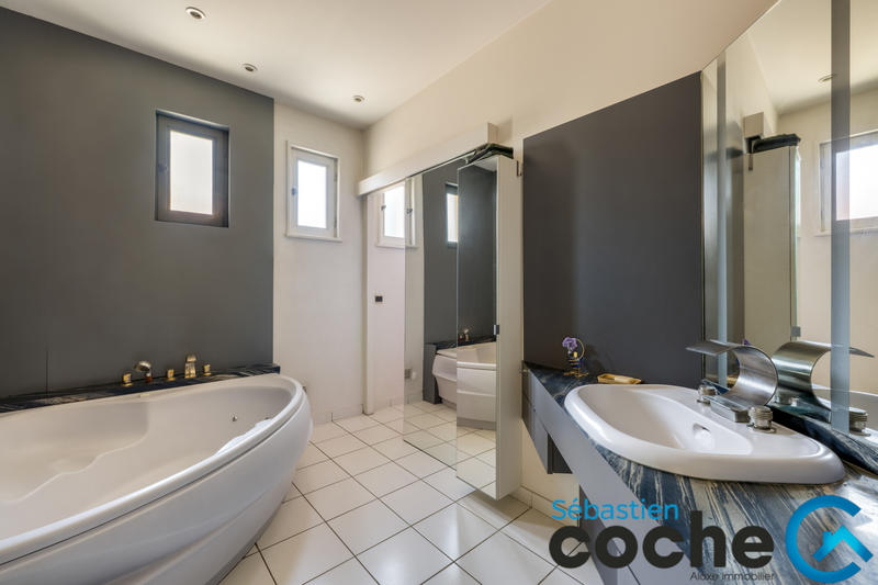 Duplex - 245 m² - 6 pièces