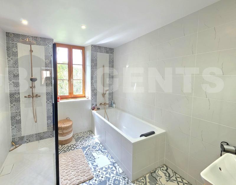 Maison - 300 m² - 8 pièces