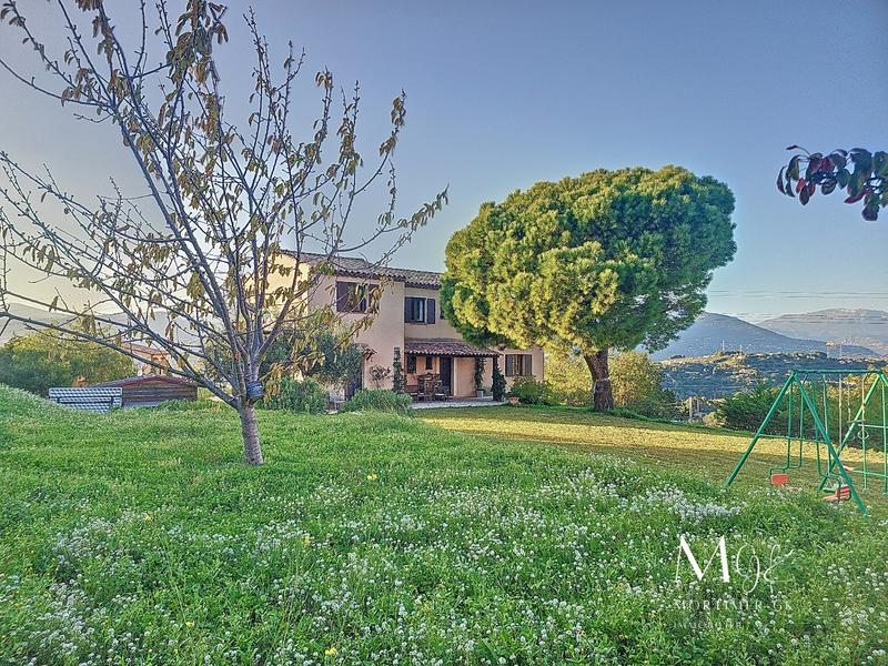 Maison - 180 m² - 8 pièces