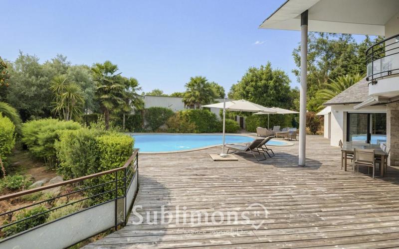 Maison - 240 m² - 9 pièces