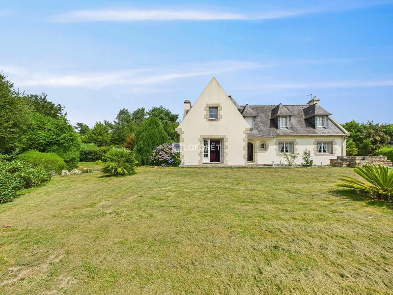 Maison traditionnelle - 215 m² - 9 pièces