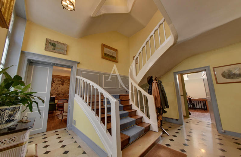 Maison - 280 m² - 12 pièces