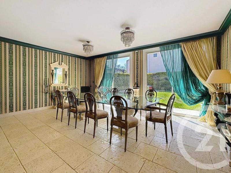 Maison - 237 m² - 7 pièces