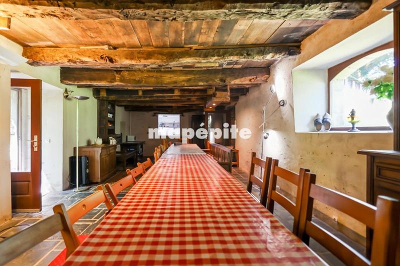 Maison - 1 275 m² - 19 pièces