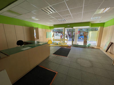 Local commercial - 211 m² - 5 pièces