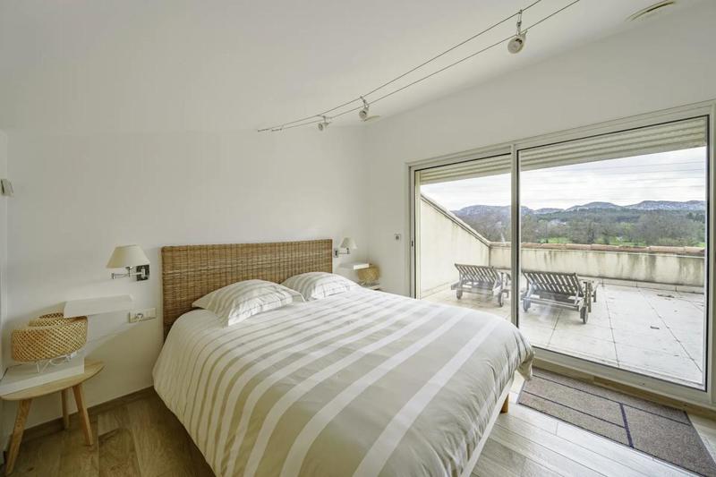 Maison - 335 m² - 12 pièces