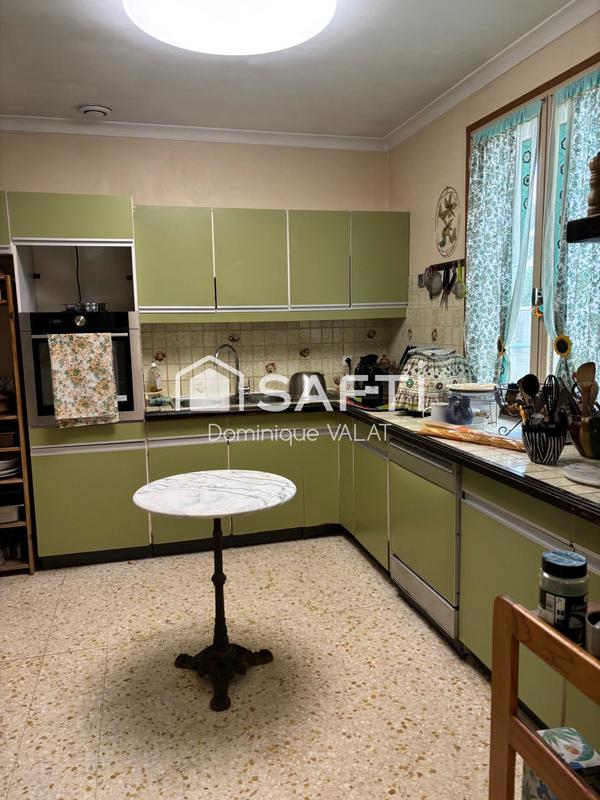 Maison - 235 m² - 10 pièces