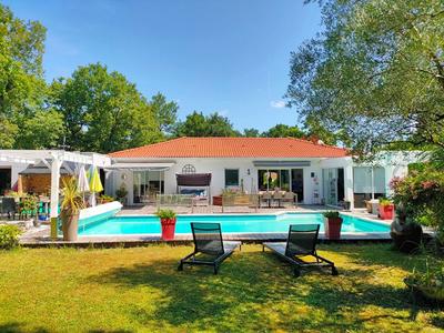 Maison - 208 m² - 8 pièces