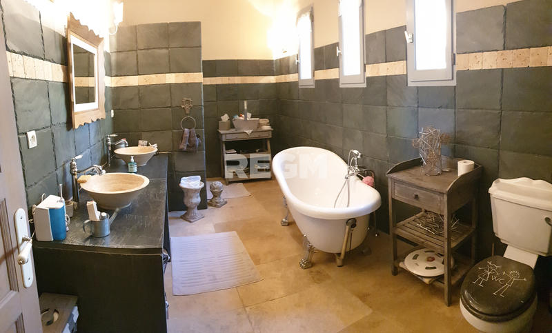 Maison - 400 m² - 8 pièces