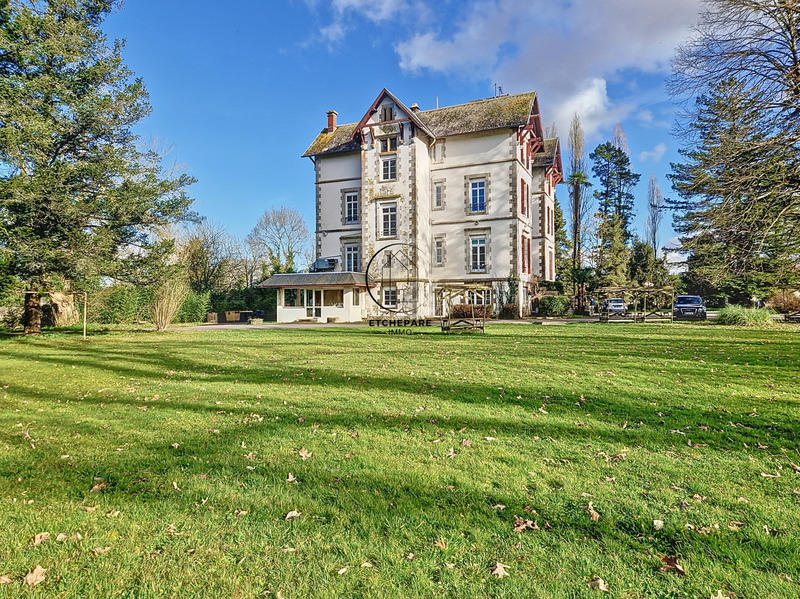 Propriété - 1 200 m² - 50 pièces