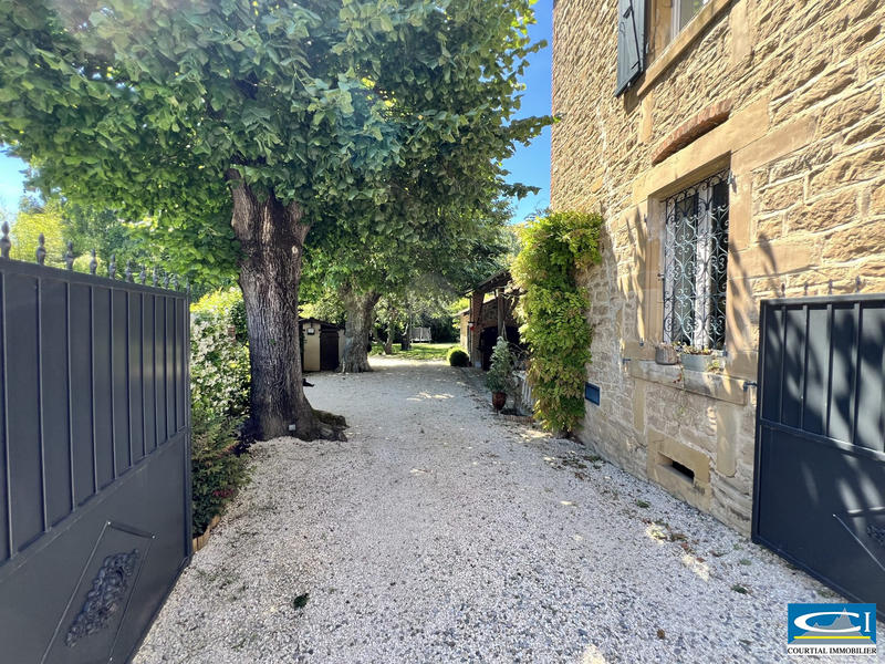 Maison - 202 m² - 7 pièces