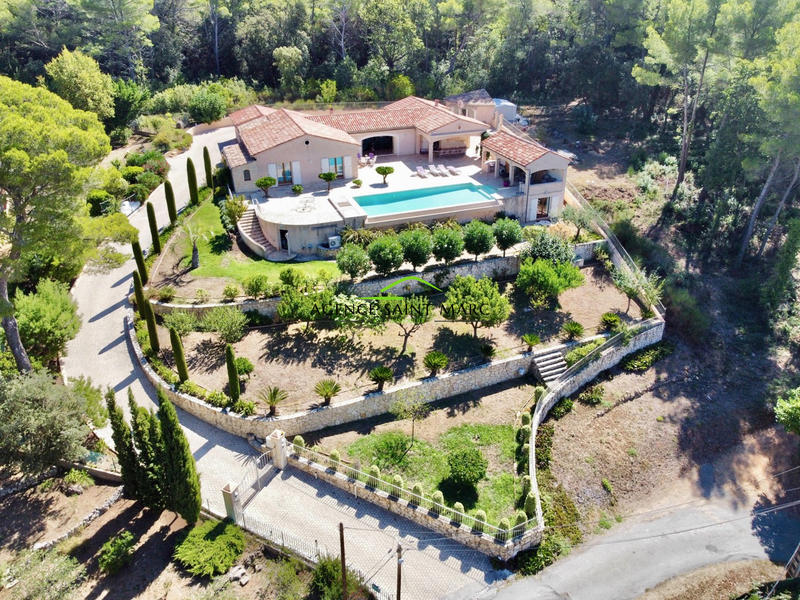 Maison - 300 m² - 4 pièces