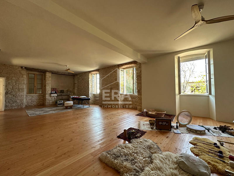 Maison - 329 m² - 6 pièces