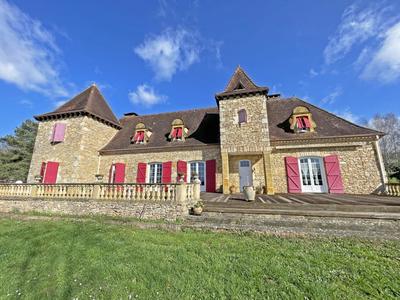 Propriété - 235 m² - 6 pièces