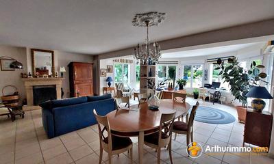 Maison - 180 m² - 8 pièces