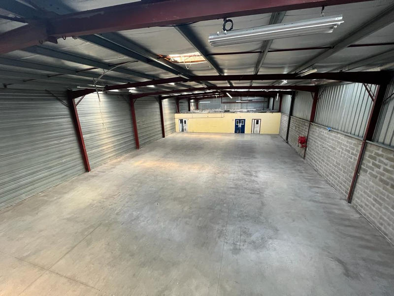Entrepôt - 840 m²