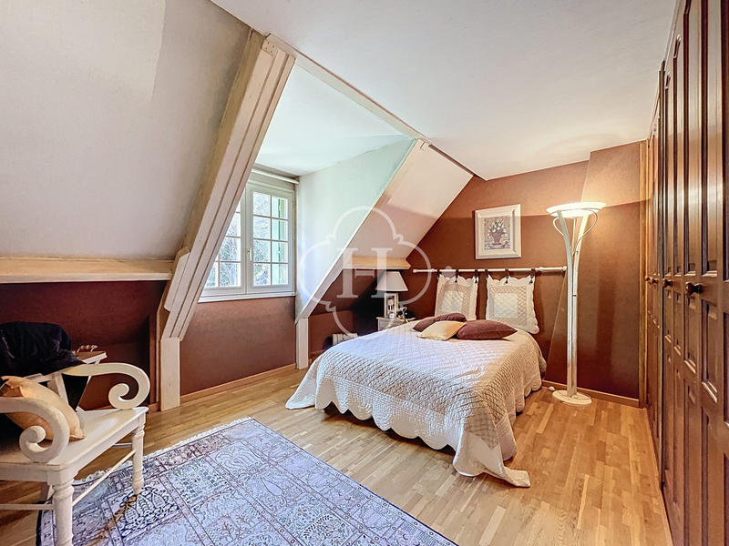 Maison traditionnelle - 185 m² - 8 pièces