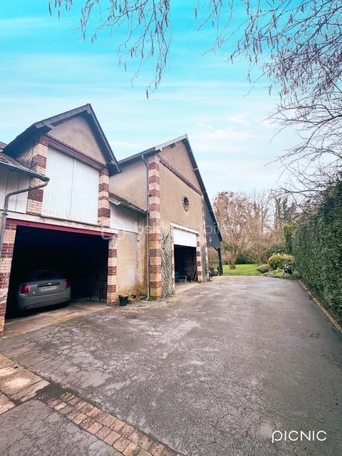 Demeure - 245 m² - 10 pièces