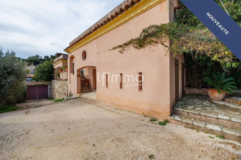 Maison - 260 m² - 10 pièces